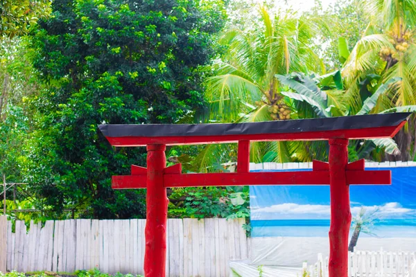Japon tapınağı kapısı. Kırmızı kapı. doğa arkaplanı.