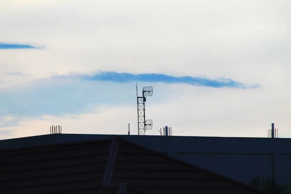Ραδιοφωνική Κεραία Στην Οροφή Ενός Κτιρίου Λευκό Ουρανό — Φωτογραφία Αρχείου