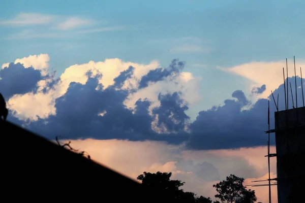 Nubes Azules Cielo Azul Atardecer Con Silueta Edificio —  Fotos de Stock