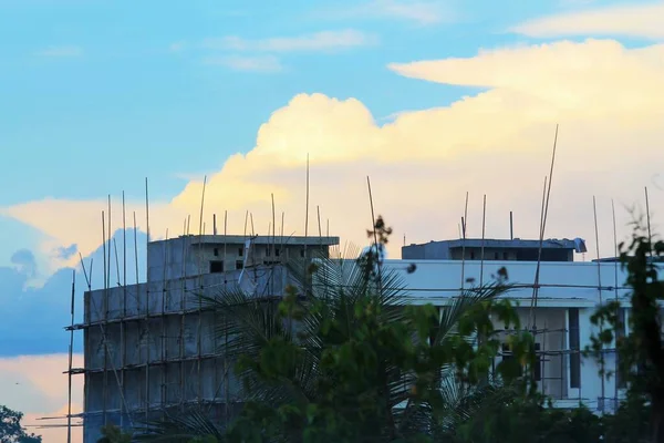 Güzel Mavi Gökyüzü Bulutlarla Dolu Yeni Bir Bina — Stok fotoğraf