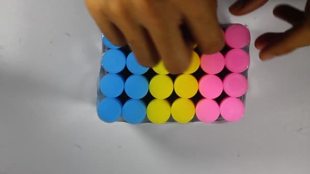 Tomar Palos Pegamento Colores Imágenes Del Producto Suministros Para Niños — Vídeo de stock