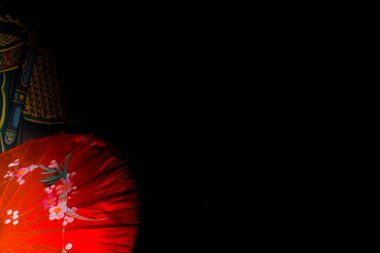 Çin Yeni Yılı ve düğünleri için, tebrik kartları ve arka planlar için kopyalama alanı. Bambudan yapılmış bir şemsiye, tipik bir Çin Yeni Yıl süsü ve siyah bir arka plan..