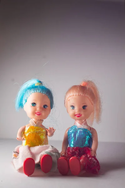 Кукла Красивыми Волосами Две Куклы Девочек Детские Игрушки Дома — стоковое фото