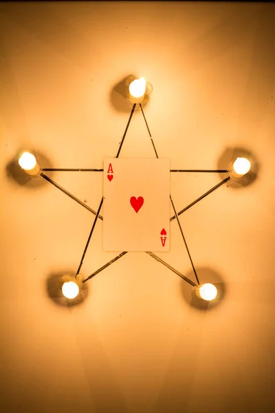 Kupa ası ve beş puanlı mum için pentagram ritüeli sunağı. Sevgililer Günü için kopyalama alanı, Cadılar Bayramı ve yeni yıl, tebrik kartları, tasarım ve arkaplan için.