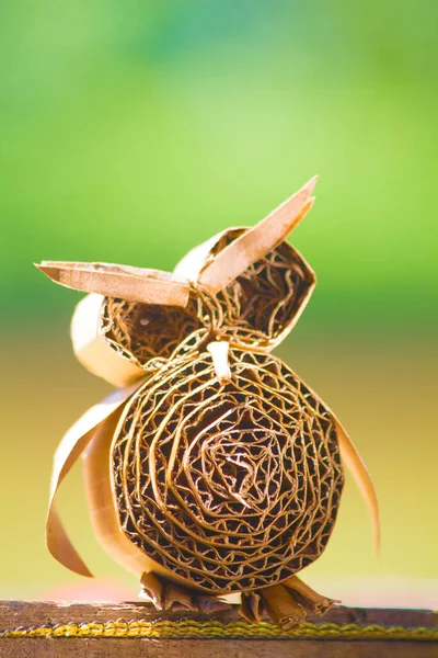 Karton baykuş taklidi ayakta duruyor. Alanının Derinliği (Dof) Kullanılmayan mallardan sanat eserleri. Eski kartondan. Cadılar Bayramı günü ve dini için kopyalama alanı, tebrik kartları ve dekorasyonlar. 