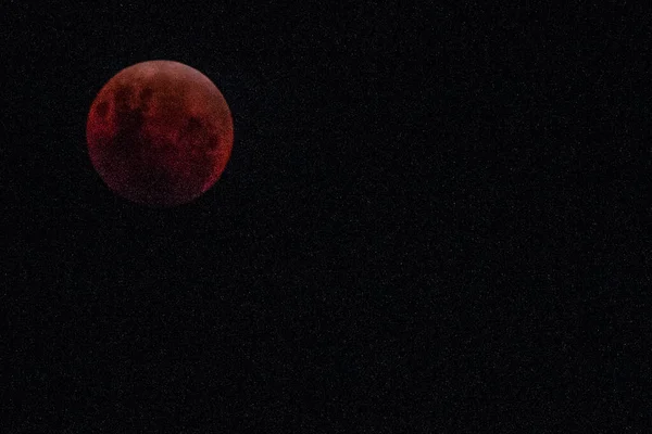 Кровавая Луна Редкий Момент Полнолуния Фоне Тёмного Неба Ночью Кровавая — стоковое фото