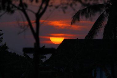 Gün batımında, turuncu gökyüzü ile çok güzel bir köyde. Hayat alıntıları ve din için kopyalama alanı, duvar süslemeleri ve posterleri, tebrik kartları ve dekorasyonlar. 