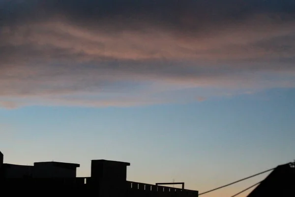 Atmósfera Del Crepúsculo Cielo Ciudad Con Silueta Del Techo Del —  Fotos de Stock