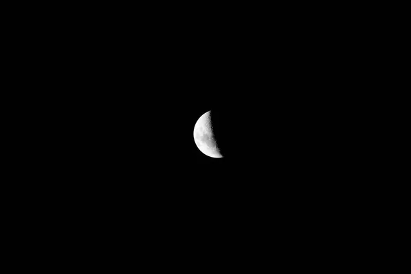 Луна Выглядит Наполовину Изолированном Черном Фоне Луна Является Астрономическим Телом — стоковое фото
