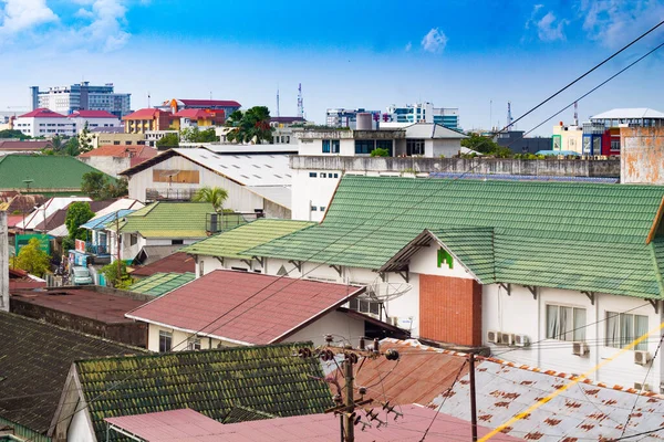 城市拥堵地区房屋的屋顶 印度尼西亚Banjarmasin市的空中景观 — 图库照片