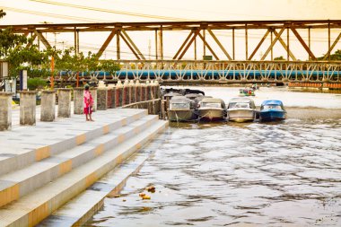 Banjarmasin 'de bir turistik bölgede sürat teknesi iskelesi. Güney Kalimantan, Endonezya. 11 Mart 2018. 