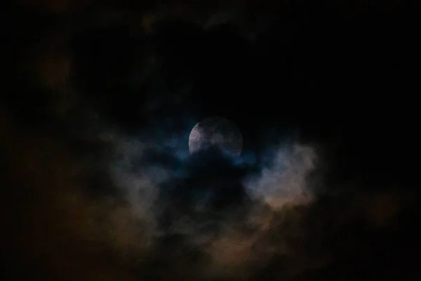 Mond Der Nacht Von Wolken Bedeckt Die Vom Wind Getragen — Stockfoto