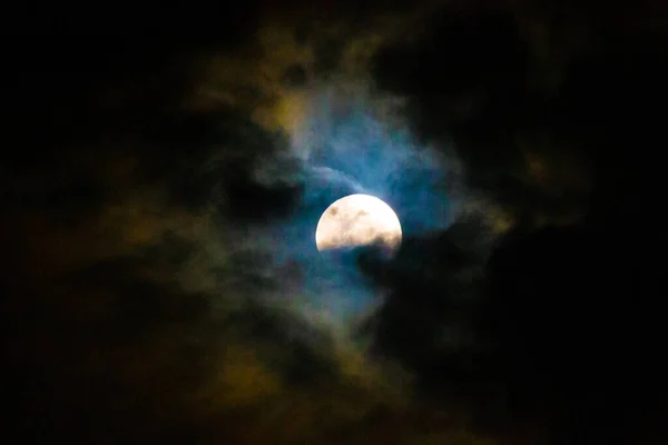 夜になると雲に覆われた月が風に運ばれ 人生の引用や宗教のためのコピースペースグリーティングカードや装飾 — ストック写真