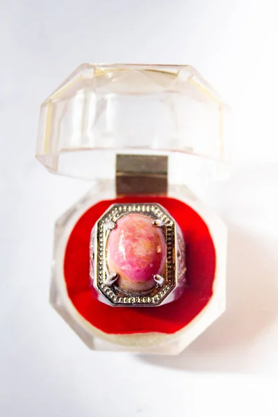 Gyűrű Ékszerért Ujján Egy Elszigetelt Fehér Háttérrel Raktárban Őskövek Kalimantánból — Stock Fotó