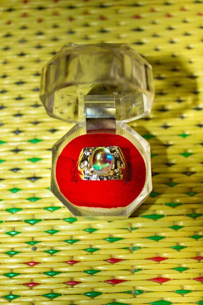 Güzel taş gözlü düğünler için mücevherler. Endonezya, Asya 'dan yerli bir taş. Sevgililer Günü ve düğünler için kopya alanı.