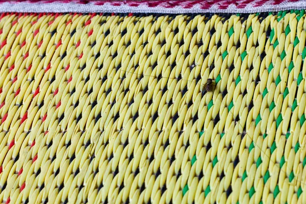 再生プラスチック製の伝統的なマットのための織りパターンテクスチャ 不織布の背景 — ストック写真