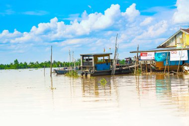 Feribot, motorsikletleri geçmek için bir su taşımacılığıdır. Yaya köprüsü olmadığı için motosiklet gibi özel nakliye malları. Güney Kalimantan, Endonezya. 14 Nisan 2015.