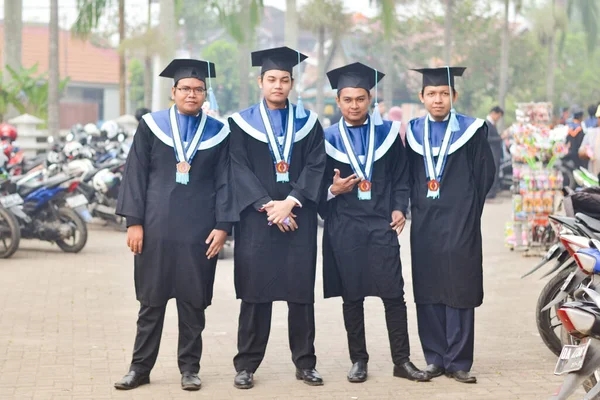 Groep Glimlachende Mannen Studenten Universitaire Afgestudeerden Staan Succesvol Universiteitsdiploma Concept — Stockfoto