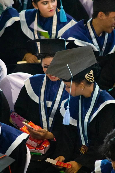Ázsiai Boldogan Várja Diplomaosztót Érettségi Ceremónia Ázsiában Dél Kalimantan Indonézia — Stock Fotó