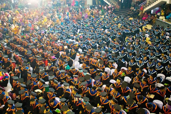 所有的人都聚集在毕业典礼上 都有自己的颜色 从上而下亚洲的毕业典礼 印度尼西亚 南加里曼丹 November 2014 — 图库照片