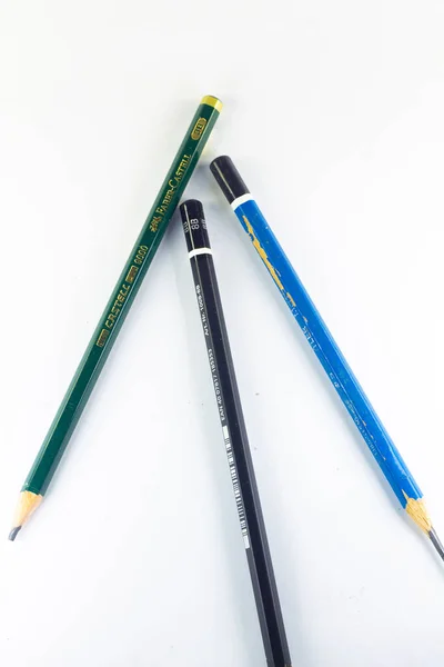 İzole edilmiş beyaz arka planda üç farklı renk kalem. Eğitim, iş ve iş için kopyalama alanı. Tebrik kartları ve arka planlar için. Güney Kalimantan, Endonezya. 26 Aralık 2021