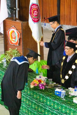 Kampüste olan her şey için sevgili öğretim üyesine saygı duyuyorum. Asya 'da mezuniyet töreni. Güney Kalimantan, Endonezya. 8 Kasım 2014.