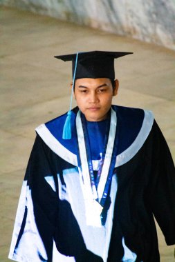 Mezuniyet ödülünü almak için kürsüye çıktığınızda ifade edin. Asya 'da mezuniyet töreni. Güney Kalimantan, Endonezya. 8 Kasım 2014.