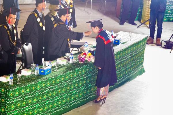 Mezuniyet için destek. Asya 'da mezuniyet töreni. Güney Kalimantan, Endonezya. 8 Kasım 2014.