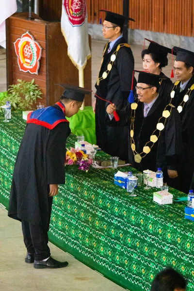 Szimbolikus Diploma Egyetem Kancellárjától Érettségi Ceremónia Ázsiában Dél Kalimantan Indonézia — Stock Fotó