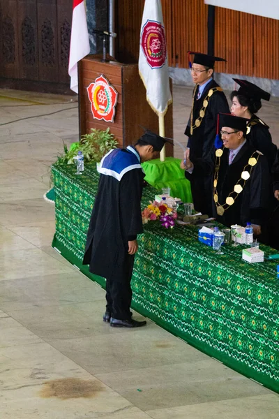 Átadom Diplomaosztóra Érettségi Ceremónia Ázsiában Dél Kalimantan Indonézia 2014 November — Stock Fotó