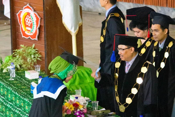 Felügyelő Oktató Utolsó Tisztelete Diplomaosztón Érettségi Ceremónia Ázsiában Dél Kalimantan — Stock Fotó