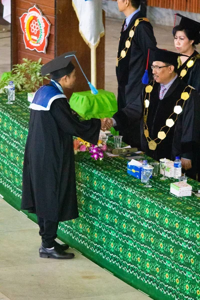 Kézfogás Gratulálok Érettségihez Érettségi Ceremónia Ázsiában Dél Kalimantan Indonézia 2014 — Stock Fotó