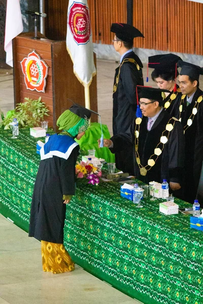 Jogszerűen Szerzett Alapdiplomát Érettségi Ceremónia Ázsiában Dél Kalimantan Indonézia 2014 — Stock Fotó