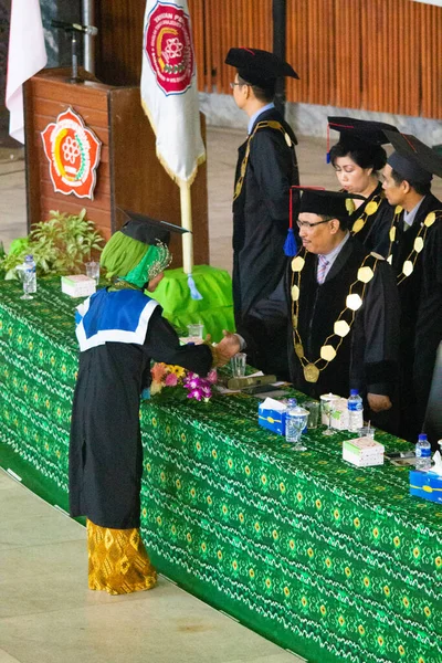 Fogjatok Kezet Egyetem Kancellárjával Kancellár Gratulál Diplomaosztóhoz Érettségi Ceremónia Ázsiában — Stock Fotó