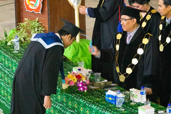 Érettségiző Résztvevőknek Adott Fokozat Megszerzésének Beiktatása Érettségi Ceremónia Ázsiában Dél — Stock Fotó