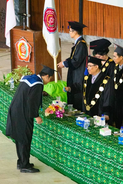 Tanárok Tanúi Voltak Annak Hogy Pódiumon Átadják Diplomaosztót Érettségi Ceremónia — Stock Fotó