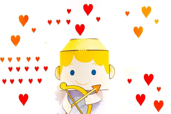 Aşk tanrısı Yunan mitolojisinde bir tanrıdır. Aşk tanrısı, aşık olmak üzere olan birine ok atmaya hazırdır. Kalp izleriyle dolu. izole edilmiş beyaz arkaplanda aşk tanrısı. 