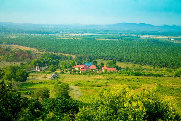 Das Dorf Den Hängen Des Berges Ist Von Natürlichem Grün — Stockfoto