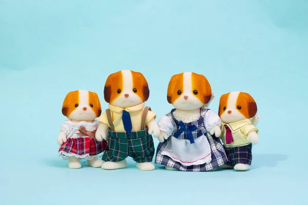 İzole edilmiş mavi arka planda köpek karakteri oyuncakları. Sevgililer Günü, Noel ve Aile Günü için kopyalama alanı. 