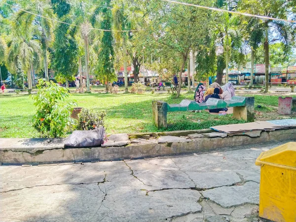 City Park Pessoas Relaxando Jardim Pedestal Grama Comer Com Amigos — Fotografia de Stock