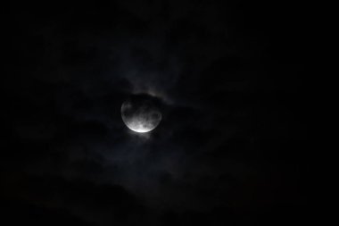 Ayın izole edilmiş siyah arkaplanı. Hayat alıntıları ve din, tebrik kartları ve dekorasyonlar için boşluk kopyala. 