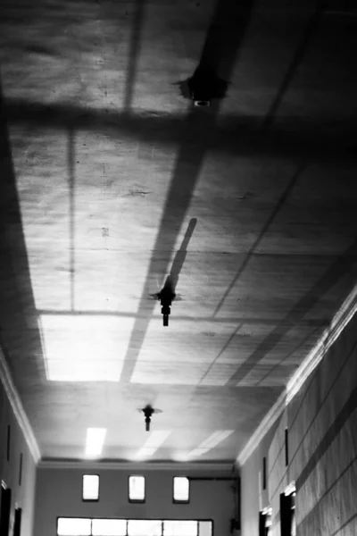 Koridorun tavanı. Siyah beyaz fotoğrafçılık. İç mekan, simge ve mimari için kopyalama alanı.
