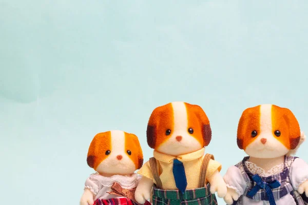 İzole edilmiş beyaz bir arka planda dört köpek ailesi başı. Köpek karakteri oyuncakları. Sevgililer Günü, Noel ve Aile Günü için kopyalama alanı. 