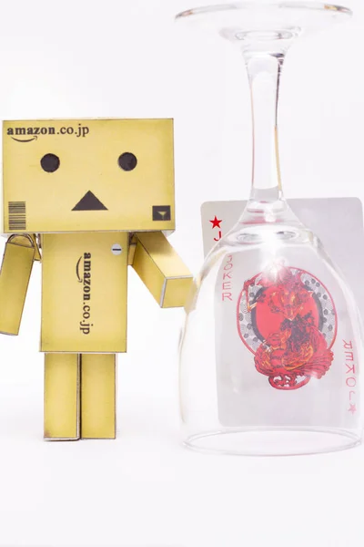 Boneca Robô Com Cartão Brincalhão Fundo Branco Isolado Espaço Cópia — Fotografia de Stock