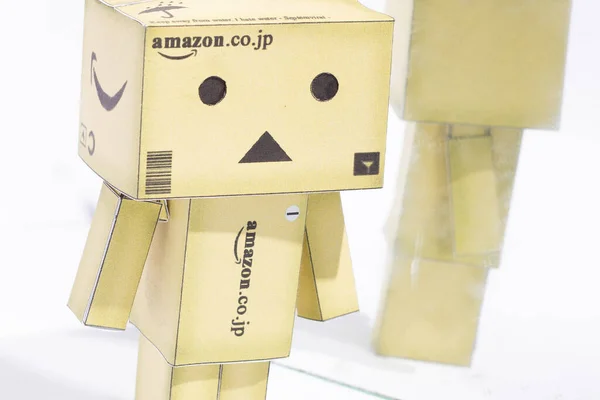 Dva Danbo Naproti Sobě Izolovaném Bílém Pozadí Robot Doll Kopírovat — Stock fotografie