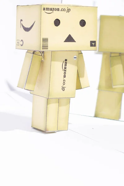 Danbo Está Lado Seu Amigo Fundo Branco Isolado Boneca Robô — Fotografia de Stock