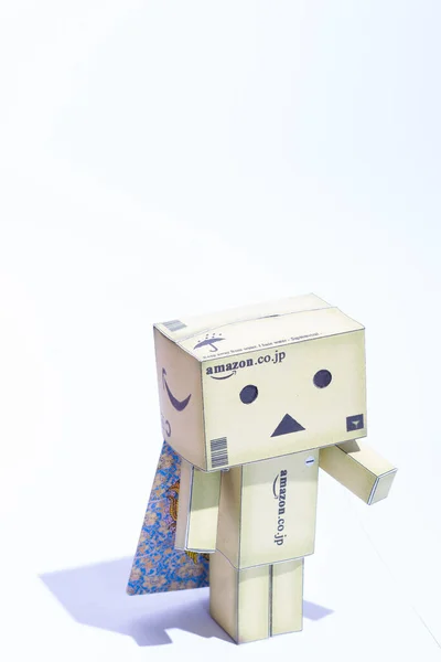 Danbo Cerca Volare Uno Sfondo Bianco Isolato Bambola Robot Copiare — Foto Stock
