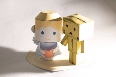 Danbo, Aşk Tanrısı 'na veda ediyor. Robot bebek ve aşk tanrısı. Sevgililer Günü için kopyalama alanı, hayat alıntıları ve din. Güney Kalimantan, Endonezya. Nisan 05, 2014. 