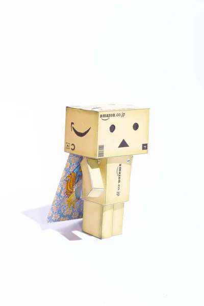 Danbo Prepara Volare Uno Sfondo Bianco Isolato Bambola Robot Copiare — Foto Stock