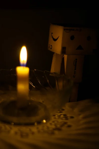 Danbo Освітлюється Свічкою Ізольованому Чорному Фоні Лялька Робота Простір Життєвих — стокове фото